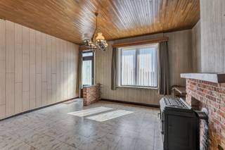 <p>Voor meer info of bezoek, bel 02/884.23.23 - Op een gunstige locatie te Lennik bevindt zich deze <strong>te renoveren woning met tal van mogelijkheden.</strong> Het pand vormt de ideale basis voor wie op zoek is naar een renovatieproject met potentieel. Het gelijkvloers omvat een inkomhal, <strong>een leefruimte met salon en eetplaats</strong>, een keuken, een badkamer en uitbouw (momenteel berging). Op de eerste verdieping bevinden zich <strong>drie</strong> <strong>slaapkamers</strong>. Via een vaste trap bereikt men het <strong>zolderverdiep</strong>, waar de mogelijkheid bestaat om <strong>een extra ruime slaapkamer</strong> te creëren. Verder beschikt de woning over een garage, die op de achterliggende straat uitgeeft. Buitenschrijnwerk in aluminium dubbel glas - Verwarming op kachel met gas</p><p>Stedenbouwkundige inlichtingen in aanvraag .</p>