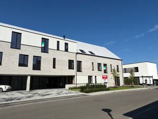 t centrum van Alveringem bevindt zich dit prachtige gelijkvloerse nieuwbouwappartement. Dankzij de centrale ligging geniet u van alle voordelen van het dorpsleven: een bakker, slager, apotheker, basisscholen en een speelplein bevinden zich op wandelafstand. Bovendien bent u op slechts 15 minuten rijden van Veurne en 20 minuten van de kust.
<p>Met een bewoonbare oppervlakte van 103,95 m² biedt dit appartement alle ruimte en comfort die u zich kunt wensen. De grote raampartijen zorgen voor overvloedig daglicht en bieden een prachtig uitzicht op de omliggende landelijke omgeving. Ze verbinden de lichtrijke leefruimte moeiteloos met het ruime terras van maar liefst 33,33 m².</p>
<p>Het appartement beschikt over twee volwaardige slaapkamers en werd ontworpen met oog voor comfort en efficiëntie. </p>
<p>Residentie Ter Walle, waarvan dit appartement deel uitmaakt, voldoet aan alle hedendaagse bouwnormen. U geniet hier van moderne voorzieningen zoals vloerverwarming, een ventilatiesysteem type C+, zonnepanelen en uitstekende isolatie – allemaal gericht op energiezuinig en aangenaam wonen.</p>
<p><strong>Let op: 36% van de appartementen zijn al verkocht!</strong></p>
<p><span><span><span><span><span>Wacht niet te lang en ontdek snel of jouw ideale appartement nog beschikbaar is.</span></span></span></span></span><br /><span><span><span>Ik help je graag verder of plan met plezier een bezoek aan het modelappartement in.</span></span></span><br /> </p>