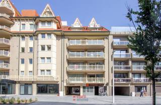 Gezellig en lichtrijk appartement in hartje Nieuwpoort Bad. Dit appartement geniet een subliem ligging aan de schildpad en vlakbij de Havengeul. Naast de ligging is ook de oriëntatie top aangezien het terras en de leefruimte zongericht zijn. Van hieruit kan men geniet van alle het moois Nieuwpoort te bieden heeft. Het appartement beschikt over 2 slaapkamers en wordt ongemeubeld aangeboden. Ideaal om hiervan uw gezellig uitvalbasis aan de kust te maken! In de kelderverdieping beschikken we zowel over een private berging nr. 6 als over een gemeenschappelijk fietslokaal, toegankelijk via de fietslift. <br />75 EUR voorschot op de syndicuskosten (water incluis).<br />EPC = 99