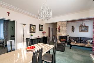 3 slpk appartement met terras<br /><br />Gelegen in de Brugstraat 3, bevindt dit appartement zich op wandelafstand van Park Spoor Noord, het Eilandje en de Leien. Hierdoor geniet je van een vlotte verbinding naar het stadscentrum én een uitstekende bereikbaarheid met het openbaar vervoer. Grootwarenhuizen en buurtwinkels bevinden zich letterlijk in de straat en om de hoek. Deze ligging geeft dan ook in een top Mobiscore van 9,4/10! Het appartement bevindt zich op de derde verdieping van een verzorgd gebouw met acht appartementen en is vlot bereikbaar met de lift. Via de inkomhal met apart toilet kom je binnen in de lichtrijke leefruimte, die vlot kan worden opgedeeld in een gezellige zithoek en eetgedeelte (voorzijde met enkele beglazing, achterzijde met dubbele beglazing). Vanuit de leefruimte heb je toegang tot het zuid-oost gerichte terras. Verder beschikt het appartement over drie slaapkamers, een badkamer (met ligbad, stadouche, badkamermeubel en aansluiting voor wasmachine) en een keuken. Er is geen renovatieverplichting en er zijn aparte meters voor gas en elektriciteit. Maandelijkse lasten: 353 euro (incl. voorschot water, blokpolis, onderhoud lift, elektriciteit gemeenschappelijke delen, professionele syndicus en bijdrage reservefonds). Kortom, een ruim en licht appartement op een goede locatie!<br /><br />Verplichte vermeldingen<br />EPC: 231 kWh/m²<br />P-score: D<br />G-score: D<br />Stedenbouwkundige inlichtingen: Vg, Wg, Vkr, Gmo, Gvv