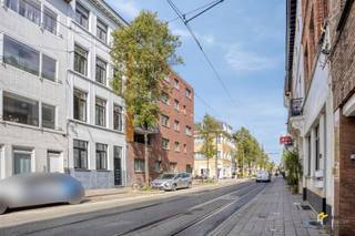 <p><span>In de Provinciestraat woon je vlakbij het Centraal Station - ideaal voor wie pendelt met het openbaar vervoer -, vlakbij het stadspark en ook op een boogscheut van het gezellige Zurenborg. Een gunstige locatie in hartje Antwerpen voor de stadsmus die graag overal dichtbij is!</span></p><p><span> </span></p><p><span>Je komt binnen in de leefruimte met open keuken. De grote raampartijen maken dat deze ruimte baadt in natuurlijk licht en dit zorgt ook voor een open gevoel. De keuken is uitgerust met alle hedendaags comfort: kookvuur, dampkap, spoelbak, ingebouwde oven. De badkamer is voorzien van een lavabo en inloopdouche. Aan de andere zijde van het appartement bevindt zich de slaapkamer met daar tussen een kinderkamer of bureau. </span></p><p><span> </span></p><p><span>Het appartement bevindt zich op het gelijkvloers van een kleinschalig gebouw, dat in 2021 tot in de puntjes gerenoveerd is. Het dak is vernieuwd, de elektriciteit is conform en ook zijn er nieuwe PVC-ramen geplaatst. Het gebouw beschikt over aparte meters voor de nutsvoorzieningen. Alle vernieuwingen resulteren in een uiterst gunstige EPC-score B (104). Momenteel is het appartement verhuurd aan €850/maand.</span></p>