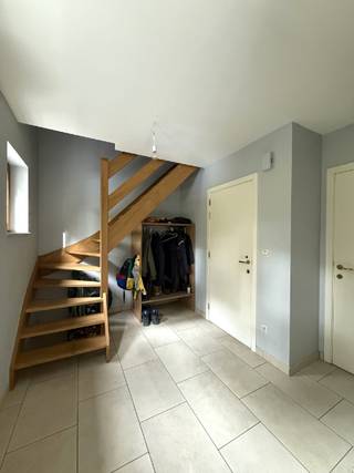 Ontdek dit lichtrijke en instapklare duplexappartement met een bewoonbare oppervlakte van ca. 130 m² en een ruim terras van 18 m². Gelegen in een kleinschalige residentie met slechts 4 appartementen, geniet je hier van rustig en aangenaam wonen, met een uitstekende bereikbaarheid en nabijheid van winkels, openbaar vervoer en belangrijke invalswegen.<br /><br />Bij het binnenkomen tref je een ruime inkomhal met gastentoilet en berging. De ruime leefruimte met open, volledig ingerichte keuken vormt het hart van de woning en biedt toegang tot het ruime dakterras, waar het heerlijk vertoeven is in alle rust en privacy.<br /><br />Op de verdieping bevinden zich drie slaapkamers, een badkamer met ligbad, douche en lavabomeubel, en een extra berging.<br />Het appartement beschikt over centrale verwarming op aardgas en een uitstekende EPC-score van slechts 86 kWh/m² (label A) — een mooie garantie voor energiezuinig en comfortabel wonen.<br /><br /><u><strong>Troeven:</strong></u>
<ul>
	<li>130 m² bewoonbare oppervlakte + 18 m² terras</li>
	<li>Energiezuinig (EPC 86 kWh/m² – Label A)</li>
	<li>3 slaapkamers en 2 bergingen</li>
	<li>Kleinschalige residentie (bouwjaar 2006)</li>
	<li>Goede bereikbaarheid en ligging nabij winkels en openbaar vervoer</li>
	<li>Garage te koop aan € 30.000</li>
</ul>
Een ideale woonst voor wie op zoek is naar ruimte, comfort en een uitstekende ligging in Heusden.<br /><br />Meer info of een bezoek? Neem gerust contact op — wij helpen je graag verder!