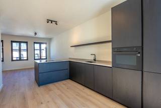 In deze prachtige herenwoning (onderverdeeld in 4 units) bevindt zich dit (van A tot Z - volgens de regels van de kunst) gerenoveerd appartement op de tweede verdieping. <br /><br />Centrale inkomhal, leefruimte met open keuken (voorzien van alle toestellen en hardsteen werkblad ), apart toilet, cv-, wasruimte, één slaapkamer en ensuite badkamer (voorzien van o.a. inloopdouche). Verder een aangenaam terras met zuid-oost ligging.<br /><br />Het gebouw en appartement werd in 2026 volledig gerenoveerd. Het appartement is voorzien van veel lichtinval dankzij mooie raampartijen, werd reeds geschilderd en is voorzien van verlichting. <br /><br />Oud-Berchem is gelegen nabij tal van winkels, scholen, openbaar vervoer, sportgelegenheden, De Villegaspark, park Brialmont en belangrijke in- en uitvalswegen. Ideaal starters- of investeringsappartement.