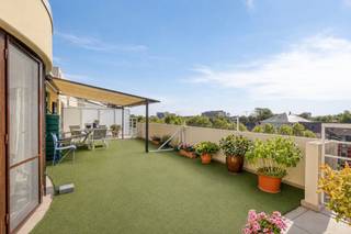 Op een unieke locatie aan de Coupure vinden we dit bijzonder lichtrijke appartement met een vve troef die je maar zelden tegenkomt: maar liefst 100 m² terras, verdeeld over een voor- en achterterras. Voeg daar de vergezichten over het water, de stad en de historische skyline van Gent aan toe, en je krijgt een plek die meer aanvoelt als een penthouse dan als een klassiek appartement.<br /><br />Het appartement beschikt over ca. 100 m² bruto bewoonbare oppervlakte en geniet dankzij de grote raampartijen van bijzonder veel lichtinval. De leefruimte vormt het hart van de woning en staat rechtstreeks in verbinding met de terrassen. <br /><br />De aparte keuken is praktisch ingericht en kan, indien gewenst, eenvoudig worden opengewerkt naar de leefruimte. Verder zijn er twee slaapkamers, een badkamer en voldoende bergruimte. Op het terras bevinden zich bovendien nog twee compacte bergingen en in de kelder is een private berging van ca. 4 m² aanwezig.<br /><br />Het appartement dateert van 1994 en is goed onderhouden. Wie vandaag kiest voor een modernere afwerking, kan met een gerichte update het geheel volledig naar eigen smaak brengen. Technisch staat het appartement alvast sterk: het beschikt over een EPC-label B en is asbestveilig. Er werd recent ook een airco/ warmtepomp voorzien in de leefruimte. <br /><br />En dan zijn er natuurlijk de terrassen. Samen goed voor ongeveer 100 m² buitenruimte bieden ze verschillende mogelijkheden: ontbijten in de ochtendzon, lang tafelen met vrienden, een groene stadstuin op hoogte creëren of simpelweg genieten van de rust en het uitzicht. De buitenruimte maakt van dit appartement iets wat je niet zomaar in vier muren kunt vatten.<br /><br />Verder is er een ondergrondse staanplaats aanwezig die mee aangekocht dient te worden voor 40.000 EUR. <br /><br />Een appartement met ruimte, licht en vooral een uitzonderlijke ligging met de Coupure voor de deur en het historisch centrum van Gent als panorama.<br /><br /><br />Bestuursmaatregelen in het maatregelenregister: nee