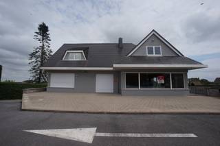 Handelspand met woonst te koopIndeling:kelder: volledig onderkelderd met garage(plaats voor 2 wagens)gelijkvloers: inkom,...