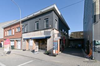 Ontdek deze unieke kans om eigenaar te worden van een goed draaiend handelspand mét woonst, gelegen op een absolute toplocatie: het Stationsplein...