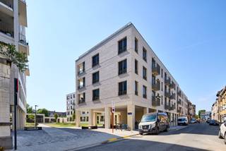 <p>In de derde en laatste fase van Maarten vinden we het Tres-gebouw gelegen aan de nieuwe leefstraat. Mechelen is in volle bloei: de stad is de laatste jaren steeds meer in trek als woonstad. Niet alleen de kwaliteiten van de stad zelf trekken mensen aan, maar ook haar centrale ligging. Met een vlotte verbinding naar steden als Antwerpen, Leuven, Gent of Brussel, is de rest van Vlaanderen vlakbij. </p><p>Om toegang te krijgen tot de site, wandel je via het park vanaf de hoek van de Leopoldstraat en de Willem Rosierstraat. Je kunt je auto ondergronds parkeren en je fiets stallen in het fietspaviljoen. Als je vanaf de vaart komt, kun je ook via de leefstraat wandelen of fietsen. Binnen Tres zijn er 6 appartementen op een toplocatie met een lateraal zicht op de vaart..</p><p>Elke appartement beschikt over twee tot drie slaapkamers, apart toilet, lichtrijke leefruimte met zuid-west-gerichte terrassen, volledig geïnstalleerde open keukens met berging en badkamer. De appartementen zijn volledig volgens uw eigen smaak af te werken. Energiezuinigheid troef door middel van het gebruik van zonnepanelen en warmtepompen.</p><p>Neem snel contact met ons op en ontvang als eerste informatie over deze woningen.</p><p></p>