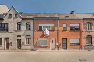 <p>Cette maison à rafraîchir bénéficie d’une excellente situation au cœur de Willebroek, à quelques pas des commerces, des écoles, des établissements horeca et de toutes les autres commodités.</p><p>Au rez-de-chaussée, un hall d’entrée donne accès au séjour. Grâce à la coupole de toit colorée, cette pièce bénéficie d’une belle luminosité naturelle et offre suffisamment d’espace pour aménager un coin salon convivial ainsi qu’une salle à manger. La cuisine se trouve à côté de la salle de bains, laquelle dispose d’une douche et d’un raccordement pour machine à laver.<br />Au premier étage, vous trouverez deux chambres spacieuses. Sous la toiture se trouve également une chambre supplémentaire, qui peut également être aménagée en espace de loisirs ou en bureau.</p><p>À l’arrière, la maison dispose d’un agréable jardin. Un atout majeur est le passage situé à l’arrière, qui permet d’accéder directement au jardin, ce qui est particulièrement pratique pour ranger les vélos.</p><p>Grâce à la proximité des transports en commun et des principaux axes routiers tels que l’A12, l’E19 et la N16, vous bénéficiez également d’une excellente connexion vers Anvers, Bruxelles et Malines.</p><p><strong>Informations complémentaires :</strong> vente avec respect du contrat de location en cours.</p><p><strong>Informations urbanistiques :</strong> Vg - Wg - Gmo - VKr - Gvv</p><p>Plus d’informations et documents disponibles via www.malines-group.be.</p>