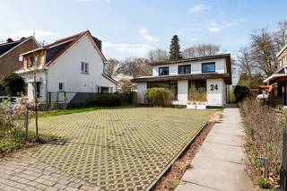 Welkom in deze karaktervolle villa, gelegen op een perceel van ca. 1.070 m² op een vlot bereikbare locatie tussen Kapellen, Ekeren en Brasschaat...