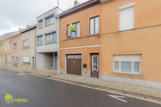 Charmante gezinswoning met garage en stadstuin in hartje Dendermonde Deze centraal gelegen woning biedt een unieke mix van ruimte, potentieel en...