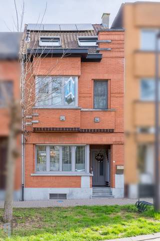 Te midden centrum Zottegem vinden we deze ruime en hoogwaardig afgewerkte burgerwoning, voorzien van een inkomhall met gastentoilet en doucheruimte. Via 2 glazen schuifdeuren bereiken we de lichtrijke leefruimte, ingedeeld als gezellige zithoek, met ingebouwde gas sfeerhaard, een eetplaats en achteraan een knappe keuken met verplaatsbaar eiland. Vanuit de keuken hebben we toegang en zicht op de aangelegde tuin en terras. Op de 1ste verdieping vinden we een grote kamer met een ruime dressing en een bijzonder knappe badkamer, met ligbad, meubel, inloopdouche en toilet! De zolderverdieping is momenteel ingericht als 1 grote kamer met mezzanine zolder. Hier bestaat perfect de mogelijkheid om 2 kamers te maken. Verder beschikt deze woning over een droge kelder met wasplaats. Goed EPC, conforme elektriciteit en zonnepanelen met thuisbatterij! Voor meer inlichtingen of een bezoek, contacteer Veronique 0483/676579