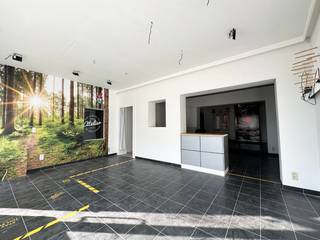Dit handelspand is gelegen op een uiterst <strong>STRATEGISCHE LOCATIE</strong> langs de Ninoofsesteenweg (N8) in Lennik. Dankzij recente renovaties is dit pand volledig <strong>INSTAPKLAAR </strong>en klaar om uw ambities te ondersteunen. Het pand is gelegen op een commercieel zeer aantrekkelijke locatie langs de drukke Ninoofsesteenweg, wat zorgt voor een <strong>HOGE ZICHTBAARHEID</strong> en een constante stroom van potentiële klanten. Bovendien zijn er <strong>PARKEERMOGELIJKHEDEN </strong>direct voor de deur, wat bijdraagt aan de toegankelijkheid en klantvriendelijkheid van uw zaak.<br /><br />Het pand omvat een <strong>FLEXIBELE HANDELSRUIMTE </strong>van 60m², die u naar eigen wens kunt inrichten, ideaal afgestemd op uw specifieke noden. Aansluitend bevindt zich een kelderruimte, wat geschikt is voor opslag van uw commerciële activiteiten.<br /><br />Dit <strong>VEELZIJDIG PAND</strong> combineert functionaliteit en commerciële voordelen op een unieke manier. Ideaal voor ondernemers die op zoek zijn naar een strategisch gelegen en instapklare werkruimte.<br /><br />Adres: Ninoofsesteenweg 53 - 1750 Lennik<br />Onmiddellijk beschikbaar!<br />Huurprijs: € 980,00/ maand<br />EPC: 301 kWh/m² - UC: 2957953
