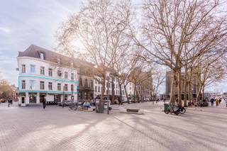 <p>PLAN UW BEZOEK VIA VOLGENDE LINK: https://listed.mijnhuurprofiel.be/whise/7625017</p>
<p>Ontdek dit charmante en lichtrijke bemeubeld appartement met twee slaapkamers, gelegen op een absolute toplocatie aan de Sint-Jansvliet, vlakbij de Scheldekaaien. Dit appartement combineert comfortabel wonen met de levendigheid van de stad, vlak bij gezellige restaurants, winkels en openbaar vervoer.</p>
<p>Bij het binnenkomen word je meteen ondergedompeld in een warme, uitnodigende sfeer. De ruime leefruimte baadt in natuurlijk licht en vormt de perfecte plek om te ontspannen of gasten te ontvangen. Aansluitend vind je een volledig uitgeruste keuken met kwalitatieve inbouwtoestellen waar koken een plezier wordt.</p>
<p>Het appartement is smaakvol ingericht met kleurrijke, karaktervolle meubels die meteen sfeer brengen. De levendige accenten en doordachte combinaties geven de ruimte een unieke, gezellige uitstraling.</p>
<p>Het appartement beschikt over twee volwaardige slaapkamers, ideaal voor een koppel, klein gezin of als combinatie van wonen en thuiswerken. De badkamer is voorzien van een inloopdouche en ruime lavabo.</p>
<p>kortom, een plek waar stijl, comfort en locatie perfect samenkomen</p>
<p>Huurprijs: 1.650,00 EUR/maand<br />Kosten: 250,00 EUR/maand (incl. nutsvoorzieningen)<br />Beschikbaarheid: onmiddellijk</p>
<p>Interesse?<br />Contacteer LISTED voor een bezoek: +32 3 283 51 51.</p>