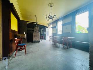 Dit voormalig café herbergt naast een recent vernieuwde garage en opslag of atelierruimte een grote bovenliggende woonst met maar liefst 5 slaapkamers en gigantisch grote inrichtbare zolder. Ideale opportuniteit voor een zelfstandige met nood aan garage, bureel en atelier en enige visibiliteit. Voor meer inlichtingen of een bezoek, contacteer Veronique 0483/676579