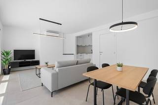 Op de eerste verdieping van een kleinschalig gebouw, in een rustige éénrichtingsstraat op wandelafstand van strand, duinen, winkels en...