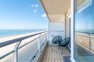 Ontdek dit prachtig gerenoveerde appartement van 83 m² aan de zeedijk, waar comfort en een spectaculair zeezicht perfect samenkomen. De...