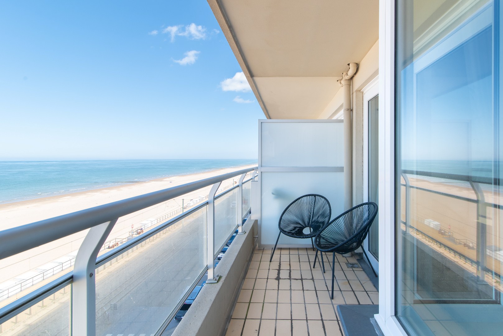 Modern 2 slaapkamer appartement met zeezicht aan de kust - foto 3