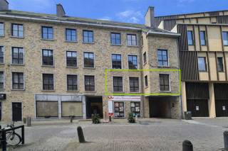 Appartement met 2 slaapkamers  en garage.Indeling: op het 1ste verdiep (lift aanwezig): inkomhal, woonkamer, ingerichte keuken, badkamer met bad,...