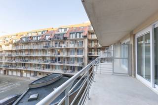 Te koop: instapklaar appartement in het centrum van Nieuwpoort, op wandelafstand van de zee en nabij openbaar vervoer.<br /><br />Dit  appartement, gebouwd in 1999, biedt een zongerichte leefruimte en een ruim terras waar u volop kunt genieten van de buitenlucht. Gelegen in de toeristische zone van Nieuwpoort, combineert het de rust van een comfortabele woning met de nabijheid van winkels, restaurants en het strand. <br /><br />Belangrijkste ruimtes:<br />• Living met veel lichtinval en directe toegang tot het terras<br />• Functionele keuken met voldoende opbergruimte<br />• Slaapkamer met plaats voor een dubbel bed<br />• Badkamer met douche en wastafel<br />• Inkomhal die de verschillende ruimtes verbindt<br />• Ruim, zongericht terras ideaal voor ontspanning<br /><br />Troeven:<br />• Zongericht voor maximale lichtinval<br />• Ruim terras voor buitenleven<br />• Instapklaar – meteen genieten zonder verbouwingen<br /><br />Neem vandaag nog contact op met uw ERA-makelaar voor een bezoek.<br />058 222 222 of op gert@eraservimo.be<br /><br />JOUW DROOMAPPARTEMENT. ZO GEVONDEN!