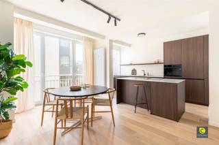 <p><span>Stijlvol gerenoveerd 2-slaapkamerappartement met zonnig terras te Berchem - Harmonie</span></p><p><span>Ontdek dit prachtig gerenoveerde appartement van 95 m² met een ruim terras van 10 m² aan de achterzijde, gelegen in een goed onderhouden gebouw in Berchem. Dankzij de doordachte renovatie met kwalitatieve materialen, overvloedige lichtinval en een energiezuinig EPC-label B, biedt dit appartement een perfect evenwicht tussen comfort, stijl en duurzaamheid.</span></p><p><span> </span></p><p><span>Berchem behoort al jaren tot de meest geliefde woonwijken van Antwerpen en dat is geen toeval. De buurt rond Harmonie combineert hippe horecazaken en lokale winkels met groene ruimtes zoals het nabijgelegen Albertpark. Dankzij de vlotte verbindingen ben je in enkele minuten zowel op de Antwerpse Ring als in het stadscentrum. Openbaar vervoer, scholen en andere voorzieningen bevinden zich op wandelafstand, wat deze locatie bijzonder aantrekkelijk maakt voor wie stedelijk wil wonen zonder in te boeten aan rust en bereikbaarheid.</span></p><p><span> </span></p><p><span>Indeling</span></p><p><span>Bij binnenkomst betreed je een aangename inkomhal met veiligheidsdeur, die meteen de toon zet voor de rest van het appartement: een combinatie van kwaliteitsvolle afwerking en functionele indeling. De ruime leefruimte geniet de hele voormiddag van zonlicht dankzij de grote raampartijen die doorlopen tot op de vloer  wat zorgt voor een heerlijk open en luchtig gevoel. In de lente en zomer valt het zonlicht prachtig binnen in de living en keuken, wat deze ruimte nog aangenamer maakt.</span></p><p><span>De open keuken is een echte blikvanger, uitgevoerd in hoogwaardige materialen met keramisch werkblad, inductiekookplaat, vaatwasser, ijskast, combi-oven en kwaliteitsvolle kasten met 10 jaar garantie. De keukentoestellen genieten nog 5 jaar garantie, wat de degelijkheid van deze renovatie extra onderstreept.</span></p><p><span> </span></p><p><span>Verder zijn er twee ruime slaapkamers met veel lichtinval en een aparte berging met aansluiting voor wasmachine en droogkast. De badkamer sluit perfect aan bij de natuurlijke elegantie van het interieur, met een stijlvolle tegelvloer die harmonieus aansluit op de geoliede parketvloer in natuurlijke eik die naadloos doorloopt doorheen het volledige appartement.</span></p><p><span>Vanuit de slaapkamers heb je toegang tot het zonnige terras van ca. 10 m² aan de achterzijde, waar je geniet van veel privacy en een rustig uitzicht  een ideale plek om te ontspannen na een drukke dag.</span></p><p><span> </span></p><p><span>Extra troeven</span></p><p><span>- Bewoonbare oppervlakte: 95 m² + 10 m² terras</span></p><p><span>- Energiezuinig EPC-label B</span></p><p><span>- Kelderberging inbegrepen</span></p><p><span>- Gemeenschappelijke fietsenberging in het gebouw</span></p><p><span>- Veiligheidsdeur en akoestische beglazing</span></p><p><span>- High-end ledverlichting met 5 jaar garantie inbegrepen</span></p><p><span>- Volledige renovatie uitgevoerd door Belgische aannemer</span></p><p><span>- Privé verwarmings- en waterverbruik inbegrepen in de gemeenschappelijke kosten.</span></p><p><span>- Elektriciteit conform AREI en asbestvrij</span></p><p><span> </span></p><p><span>Dit appartement biedt alles wat je mag verwachten van een moderne, energiezuinige woning: kwalitatieve afwerking, overvloedig daglicht, een rustige ligging en praktische voorzieningen zoals een kelder en fietsenstalling. Een ideale keuze voor wie op zoek is naar instapklaar comfort in het hart van Berchem.</span></p>