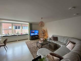 Recent gerenoveerd appartement met 2 slaapkamers in Geel. <br /><br />Via de trap bereikt u het appartement op de eerste verdieping. <br /><br />U komt binnen in de inkomhal met een vestiaire en een apart toilet. <br /><br />Vanuit de inkomhal heeft u toegang tot de mooie leefruimte met aanpalend de keuken ingericht met een kookvuur, spoelbak, combi-oven en koelkast. <br /><br />Verder vindt u twee slaapkamers voorzien van rolluiken en een badkamer met een lavabo en ligbad/douchecombinatie. <br /><br />Parking vooraan en een garage achteraan het gebouw. <br /><br />Rustig gelegen.<br /><br />Beschikbaar vanaf 1/7/2026.<br /><br />Heb je interesse? Klik op de gele knop <strong>'IK WENS EEN BEZOEK'.</strong>