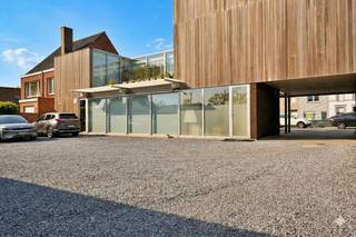 In de Noordlaan te Roeselare, een van de belangrijkste invalswegen van deze bruisende stad, vinden we dit uniek kantoorgebouw terug. Het...