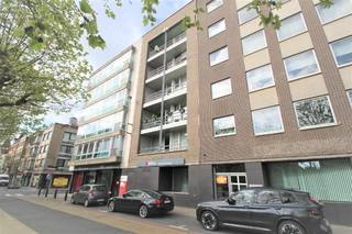 Dit lichtrijke en instapklare appartement bevindt zich op de vijfde verdieping van residentie Pieter De Coninck en geniet van een aangename ligging met zicht op het groene Pieter De Coninckplein.<br /><br />Via de inkomhal kom je in de ruime en zonnige leefruimte met aansluitend een aparte, volledig uitgeruste keuken. Zowel vanuit de leefruimte als de keuken heb je via een schuifraam toegang tot het terras — een fijne plek om even tot rust te komen.<br />De keuken beschikt over een keramische kookplaat, dampkap, koelkast, oven en spoeltafel. Verder telt het appartement twee volwaardige slaapkamers aan de rustige achterzijde van het gebouw en een verzorgde badkamer met ligbad en dubbele wastafel.<br />Het appartement werd volledig geschilderd. Alle verlichtingsarmaturen en gordijnen zijn reeds aanwezig, wat zorgt voor extra comfort. Je hoeft enkel nog te verhuizen.<br /><br /><u><strong>Troeven op een rij:</strong></u><br />2 slaapkamers<br />Zonnige leefruimte<br />Terras<br />Volledig geschilderd en instapklaar<br />Verlichting en gordijnen inbegrepen<br />Mooi zicht op groen<br /><br />De ligging is een absolute meerwaarde: op wandelafstand van de Grote Markt, Sint-Michielskerk, winkels, horeca en gezellige terrasjes. Alles wat je nodig hebt ligt binnen handbereik.<br />💶 Autostaanplaats: €40/maand<br />💶 Gemeenschappelijke kosten: €50/maand<br />Beschikbaar vanaf : 1 mei 2026<br /><br /><u><strong>Benieuwd naar dit appartement ?</strong></u><br />Ga naar de website www.dicasa.be, klik op het pand dat je wenst te huren en vul via de knop "Bezoek aanvragen" een kort profiel in. Daarna nemen we contact met je op voor een bezoek. Telefonisch kunnen er geen afspraken gemaakt worden.<br /> 