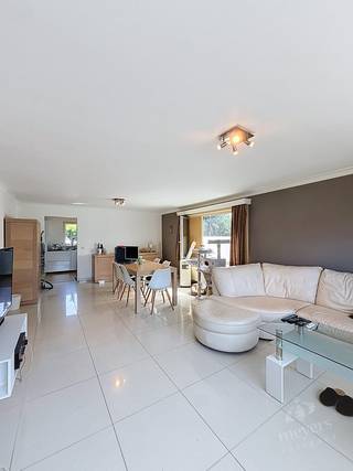 Bent u op zoek naar een woning die u volledig naar eigen smaak kunt renoveren? Deze gelijkvloerse open bebouwing aan de Stokrooieweg 22 in Hasselt biedt heel wat mogelijkheden. Gelegen op een ruim perceel van 10a 08ca geniet u hier van een groene en rustige omgeving, terwijl het centrum van Hasselt, winkels, scholen en belangrijke invalswegen vlot bereikbaar zijn. De nabijheid van Stokrooie, natuurgebieden en recreatiemogelijkheden maakt de ligging extra aantrekkelijk.<br /><br />De woning heeft een bewoonbare oppervlakte van 105 m² volgens het EPC en beschikt over een praktische, volledig gelijkvloerse indeling. Via de inkomhal komt u in de ruime leefruimte, met aansluitend de keuken die uitkijkt op de tuin en rechtstreeks toegang biedt tot het terras en de buitenruimte. Vanuit de leefruimte leidt de nachthal naar twee ruime slaapkamers en een badkamer met ligbad.<br /><br />De inpandige garage biedt praktische parkeergelegenheid en toegang tot de kelder. Doordat de woning volledig onderkelderd is, beschikt u over bijzonder veel opslagruimte en mogelijkheden om een hobby- of werkruimte in te richten. Ook de ruime tuin rondom de woning biedt volop plaats om te ontspannen en van het buitenleven te genieten.<br /><br />Met een EPC-label F valt de woning onder de renovatieverplichting. Dit biedt u de gelegenheid om het geheel grondig te moderniseren, de energieprestaties te verbeteren en de woning af te stemmen op uw eigen woonwensen. Het ruime perceel, de gelijkvloerse indeling en de volledige kelder vormen alvast een veelzijdige basis voor uw renovatieproject.<br /><br />Wilt u het potentieel van deze woning zelf ontdekken? Neem gerust contact op met ons kantoor voor meer informatie of een bezichtiging.