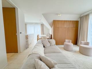 <strong>Volledig instapklaar, lichtrijk duplex hoekappartement: comfortabel wonen in het hart van Knokke</strong><br /><br />Als u binnenkomt op de benedenverdieping van de duplex, vindt u de inkomhal met een apart toilet, die toegang geeft tot een heerlijk lichte living met een open keuken. Wat fijn is, zijn de twee aangename terrasjes die naadloos aansluiten op de leefruimte – ideaal om van de buitenlucht te genieten. Er is ook een moderne douchekamer en in de living staat een stijlvol en functioneel slaapmeubel (een lollipop bed) voor twee personen. Boven bevindt zich een ruime slaapkamer met ingemaakte kasten, wat zorgt voor optimaal slaapcomfort.<br /><br />En er is zelfs de mogelijkheid om een autostaanplaats of garagebox in de nabije omgeving aan te kopen!<br />