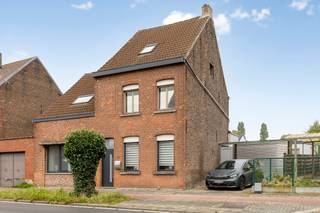 <p>Wie in de Damstraat in Zemst woont, geniet elke dag opnieuw van dat fijne evenwicht tussen landelijke rust en stedelijk comfort. Dit karaktervolle huis uit 1918 werd sinds 2021 grondig gerenoveerd en straalt vandaag een warme, verzorgde uitstraling uit waar je je meteen thuis voelt. De ligging aan de rand van de stad, met vlotte toegang tot invalswegen, openbaar vervoer en het station, maakt dit een uitgelezen thuisbasis voor wie stad en platteland moeiteloos wil combineren.</p><p> </p><p>Via de inkomhal (10 m²) stap je binnen in een lichtrijke leefruimte waar de woonkamer (46,5 m²) en de ingerichte keuken met eetplaats (46,5 m²) samen één gezellig geheel vormen. </p><p>Gelijkvloers vind je ook een berging (6 m²) en een badkamer met douche (6 m²). </p><p>Op de eerste verdieping wachten twee ruime slaapkamers (elk 16 m²), deze twee slaapkamers hebben samen een mezzanine van 12m², ideaal voor de kinderen om samen te spelen. Deze kamers zijn ook voorzien van airconditioning. Verder is er een doorloopkamer (16 m²), een dressing (6 m²) en een volledig uitgeruste badkamer (10 m²), verdere afwerkingen gedaan in 2026. Enkel de douche kan nog naar eigen smaak worden ingericht. </p><p>Helemaal boven vind je nog een derde slaapkamer (22 m²) aansluitende zolderberging. </p><p>Een droge kelder van 18,5 m² zorgt voor extra opslagruimte.</p><p>In totaal biedt de woning een bewoonbare oppervlakte van ruim 306m², verdeeld over verschillende verdiepingen.</p><p> </p><p>De buitenruimte is een echte meerwaarde: een tuin van 650m² op het noordoosten en een terras van 20m² nodigen uit tot buiten vertoeven, tuinieren of gewoon genieten van de rust. Buiten is er alsook parkeergelegenheid voorzien via een oprit met een elektrische poort. De woning combineert authentieke gevelsteen met aluminium buitenschrijnwerk en dubbel glas, en is volledig geïsoleerd (binnenmuur vooraan, buitenmuur zijkant en achteraan, vloeren en dak) voor een aangenaam wooncomfort het hele jaar door. Het EPC-label B (163 kWh/m²) bevestigt de energetische kwaliteit van deze woning. Verwarming gebeurt centraal op gas via radiatoren, en extra comfort wordt geboden door airconditioning, een intercom met videofoon en brandmelders. </p><p> </p><p>De Damstraat ligt op wandelafstand van winkels, scholen en sportfaciliteiten, en de goede verbindingen naar openbaar vervoer en invalswegen maken pendelen naar Brussel, Mechelen of Antwerpen een fluitje van een cent. Kortom, een woning die charme, ruimte en ligging perfect combineert. Nieuwsgierig geworden? Plan snel je bezoek in via onze website – deze woning wil je met eigen ogen zien.</p>