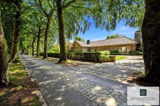 In the absolute tranquility of Bremlaan in Sint-Andries, one of the most sought-after residential locations around Bruges, we find this villa ready for renovation. The beautiful 1,710 m² plot is situated on the sunny side of this magnificent tree-lined avenue. With a living area of 360 m², the villa offers endless possibilities to create the home of your dreams.<br /><br />Layout:<br />A very spacious entrance hall with guest toilet and cloakroom. Bright and inviting living area comprising a lounge and dining room. Adjacent to this is the kitchen with dining area, offering direct access to the large mature garden. The ground-floor night hall leads to three generously sized bedrooms and a bathroom equipped with a double washbasin, bathtub, toilet, and bidet. There is also an integrated garage and a workshop/storage room.<br /><br />On the first floor, two additional bedrooms and a shower room have been fitted.<br /><br />EPC rating D: 387 kWh/(m²/year) – no entry in the measures register – residential park zone.<br /><br />For further information or to arrange your personal viewing appointment (7 days a week), please contact us at +32 478 93 72 00 or maxime@maelsteen.be