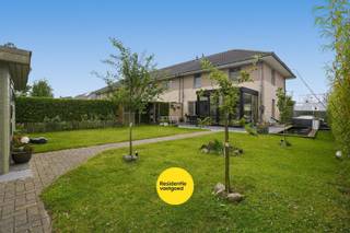 KIJKDAG ZATERDAG 04/07 VAN 10U TOT 12U! (inschrijven via residentievastgoed.be)<br /><br />Energiezuinige halfopen bebouwing op toplocatie in Diksmuide!<br /><br />In een rustige en aangename woonwijk in Diksmuide bevindt zich deze verzorgde halfopen bebouwing, ideaal voor wie comfortabel wil wonen op een centrale maar toch rustige locatie. De woning ligt op korte afstand van sportcentrum De Pluimen, diverse winkels, scholen en andere dagelijkse voorzieningen.<br /><br />Binnenin verwelkomt de woning u met een lichtrijke leefruimte die meteen een aangenaam en open woongevoel creëert. De open keuken sluit mooi aan bij de leefruimte en vormt het hart van de woning, perfect voor gezellige momenten met familie of vrienden.<br /><br />De woning beschikt over 3 slaapkamers, badkamer, een praktische garage en een mooi aangelegde tuin waar u in alle rust kunt genieten van het buitenleven. Dankzij de energiezuinige eigenschappen geniet u bovendien van een comfortabel binnenklimaat en lagere energiekosten.<br /><br />Deze woning combineert ruimte, comfort en een uitstekende ligging in Diksmuide. Een ideale thuis voor gezinnen of wie op zoek is naar een instapklare woning in een rustige buurt met alles binnen handbereik.<br /><br />Interesse? Maak dan nu een afspraak voor een bezoek ter plaatse!<br /><br />De vermelde prijs is een richtprijs, elk bod wordt voorgelegd aan de eigenaar die zich het recht voorbehoudt om dit te aanvaarden of te weigeren.<br /><br />Neem voorsprong met een vrijblijvende en gratis schatting van uw eigendom via:<br />http://www.residentievastgoed.be/gratisonlineschatten<br /><br />EPC: 112 kWh/m² B-Label (Ref. NI23931)