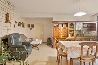 <p>Dit gezellige appartement op de eerste verdieping (lift aanwezig) biedt een ruime living met veel lichtinval, een ingerichte keuken en twee comfortabele slaapkamers. Daarnaast vindt u er ook een badkamer en een apart toilet. Het appartement beschikt over een groot terras van 12m², ideaal voor ontspanning, met een prachtig uitzicht op de omgeving.</p>
<p>Dankzij de ruime indeling en de centrale ligging is dit appartement perfect voor wie op zoek is naar comfort en rust, maar toch dichtbij alle voorzieningen wil wonen. Een perfect appartement voor wie op zoek is naar ruimte en licht! Plan snel een bezichtiging.</p>