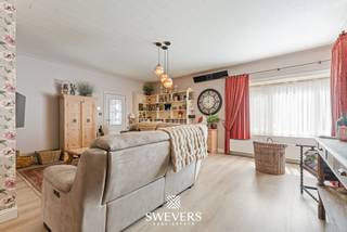 Voor meer info en foto’s, surf naar www.swevers.be – instapklare open bebouwing op een gegeerde, centrale locatie in Diepenbeek, ideaal tussen Hasselt en Genk. Dankzij de vlotte bereikbaarheid, met openbaar vervoer op 30 meter, scholen op 1,5 kilometer en winkels, horeca en ontspanning vlakbij, woont u hier rustig én centraal. De verzorgde split-level woning uit 1967 werd doorheen de jaren grondig vernieuwd. In 2011 kregen de keuken, badkamer en tuin een volledige make-over, gevolgd door nieuwe ramen en een nieuw dak in 2012. Sinds 2023 zorgen infraroodverwarming en vijf airco’s, die zowel verwarmen als koelen, voor optimaal comfort. De elektriciteit is conform. Met een bewoonbare oppervlakte van 158 m² biedt de woning een lichtrijke leefruimte van 54 m² en een open, volledig uitgeruste keuken van 12 m². Verder zijn er drie slaapkamers van 14 m², 12 m² en 8 m² en een vernieuwde badkamer. De kelder van 36 m² zorgt voor extra bergruimte en de inpandige garage is uitgerust met een laadpaal voor een elektrische wagen. Op het perceel van 605 m² geniet u van een verzorgde tuin, een gezellig terras, een overdekt terras en een jacuzzi. De 48 zonnepanelen leveren jaarlijks ongeveer 5.000 tot ruim 6.000 kWh op, wat samen met de moderne technieken bijdraagt aan een energiezuinige woning. Dankzij de nabijheid van de autosnelweg, op 5,5 kilometer, bereikt u vlot Hasselt, Genk en de omliggende gemeenten. Een ideale woning voor wie op zoek is naar ruimte, comfort, energiezuinigheid en een uitstekende ligging. Voor meer informatie, bel 011 255 155. Bron bewoonbare oppervlakte: EPC – verslag.