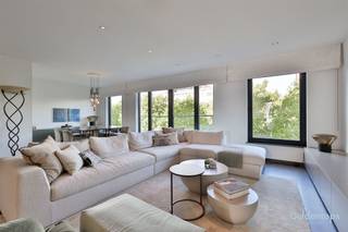 <p>Uitzonderlijk high-end appartement van 176 m² op topligging in Antwerpen Zuid. Gelegen op de 4e verdieping van een recente, perfect onderhouden residentie combineert dit exclusieve pand royale volumes, architecturale verfijning en discreet luxecomfort.<br />De indrukwekkende leefruimte vormt het hart van het appartement en biedt een zee van licht dankzij degrote raampartijen. De op maat gemaakte meubelwand met geïntegreerde tv-opstelling creëert een strak en tijdloos interieur. De luxueuze designkeuken met hoogwaardige afwerking en topapparatuur sluit aan op een zeer ruime en praktische bijkeuken/wasplaats.<br />Via de inkomhal met ingemaakte kasten bereikt u het nachtgedeelte met momenteel twee ruime slaapkamers en mogelijkheid tot een derde kamer/bureau. De master suite beschikt over een dressing en een luxueuze badkamer met hotelallure. In totaal zijn er twee stijlvol afgewerkte badkamers.<br />Het volledige appartement is uitgerust met vloerverwarming en biedt optimaal comfort. Verder beschikt het over een private berging. Een zeer ruime autostaanplaats in het gebouw, geschikt voor grote wagens, is optioneel bij aan te kopen aan €55.000. De gemeenschappelijke kosten bedragen slechts €150/maand en het EPC – label is A.<br />Een zeldzaam aanbod in Antwerpen, op wandelafstand van het Museum en de Scheldekaaien, omringd door cultuur, gastronomie en architectuur. Instapklaar, ruim en uiterst luxueus wonen op een van de meest gegeerde locaties van de stad.<br />plan uw bezoek tijdens onze exclusieve bezoekdag op zaterdag 14 maart.<span></span></p><hr /><p><span></span></p>