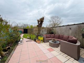 <span><span><strong>1ste bezoekdag dinsdag 5 mei! Inschrijven kan via www.nobels.be onder referentienummer 4345162.</strong></span></span><br /><br />GEZINSWONING met 4 SLAAPKAMERS en GARAGE MET UITWEG ACHTERAAN, gelegen in een RUSTIGE STRAAT te Gentbrugge, op een BOOGSCHEUT van Gent. Dankzij de CENTRALE LIGGING nabij winkels, scholen, openbaar vervoer en INVALSWEGEN geniet u hier van een UITSTEKENDE BEREIKBAARHEID en ALLE VOORZIENINGEN BINNEN HANDBEREIK. Deze woning beschikt over een SOLIDE BASIS en kan mits MODERNISERING uitgroeien tot de IDEALE GEZINSWONING. De aanwezigheid van ZONNEPANELEN vormt alvast een EXTRA TROEF op vlak van energieverbruik.<br />De indeling gaat als volgt: via de inkomhal heeft u toegang tot de ruime woon- en eetkamer met open keuken. Aansluitend bevinden zich een gastentoilet en een ingerichte badkamer. Op de 1ste verdieping geeft de nachthal toegang tot 2 slaapkamers en een bureauruimte. De 2de verdieping omvat nog eens 2 bijkomende slaapkamers, wat zorgt voor voldoende ruimte voor het hele gezin.<br />Buitenshuis beschikt deze eigendom over een ruim terras, een onderhoudsvriendelijke tuin en een praktische garage met uitweg achteraan, wat een absolute meerwaarde biedt in deze omgeving.<br /><br />Adres: Koningsdonkstraat 21 te Gentbrugge<br /><br />EPC: 428kWh/m², G-score C en P-score D, Renovatieverplichting van toepassing