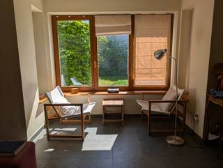 <p>Cette maison semi-indépendante de 1952, idéalement orientée plein sud, a bénéficié d’une rénovation écologique exemplaire. Grâce à une isolation performante du toit, des murs et du sol et à un système de chauffage combinant panneaux solaires et chaudière à condensation, elle affiche une consommation énergétique remarquable de 71 kWh/m² par an (label A).</p>
<p>La surface habitable d’environ 154 m² offre un séjour lumineux avec cuisine ouverte et chauffage par le sol, ainsi que des radiateurs dans les salles de bains. Un système de ventilation équilibrée avec échangeur de chaleur assure un climat intérieur sain. Tous les matériaux ont été choisis pour leur faible impact environnemental : murs en silicate, sols en ardoise et bois local, peintures naturelles, triple vitrage à haut rendement (K/U 1,1). La maison dispose d’une citerne d’eau de pluie de 20 000 litres et d’une grande terrasse/jardin avec plantations locales.</p>
<p>Située au Zonnebloemweg 29 à De Panne, cette maison vous permet de rejoindre la plage, les dunes et les services en quelques minutes. C’est l’option idéale pour ceux qui recherchent une maison durable et confortable sur la côte belge.</p>