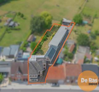 EERSTE BEZOEKDAG ZAT. 16/08 VAN 9U TOT 14U (enkel op afspraak!).WOUBRECHTEGEM – Solide woning met loods/atelier in landelijke omgeving.In het...
