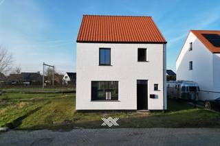Deze nieuwbouwwoning met 3 slaapkamers en een bewoonbare oppervlakte van 166 m² is gelegen op een perceel van 419,09 m² in de nieuwe verkaveling ‘Lalys’. Deze nieuwe dorpswijk is gelegen in Astene, gekend voor haar oude Leie-arm met haar prachtige natuur, het stadsbos, de fietsostrade en haar goede bereikbaarheid ideaal gelegen tussen Deinze en Gent. De diverse voorzieningen zoals supermarkten, restaurants, het ruime aanbod aan scholen, allen in de dichte nabijheid, maken van deze ligging een uitstekende uitvalsbasis.<br /><br />De woning is op het gelijkvloers ingedeeld als volgt: een inkomhal met gastentoilet en plaats voor een vestiairekast,  een berging en een lichtrijke eet- en leefruimte met volledig geïnstalleerde open keuken, voorzien van diverse inbouwtoestellen. De westelijk georiënteerde tuin is te bereiken vanuit de leefruimte. Dankzij de grote raampartijen kunt u binnen genieten van een mooie natuurlijke lichtinval en een uitzicht over de tuin. Op de eerste verdieping zijn er drie slaapkamers, samen met een extra afzonderlijk toilet, een technische berging en een badkamer voorzien van een inloopdouche en een dubbele wastafel. Op de tweede verdieping bevindt zich de zolder die te bereiken is via een vaste trap.<br /><br />Deze woningen voldoen aan de strenge energetische normen en onderscheiden zich onder meer door hun duurzaam karakter, vrij van fossiele brandstoffen. Er wordt gebruik gemaakt van vloerverwarming door middel van een warmtepomp (lucht-water) en een sterke akoestische en thermische isolatie. Bovendien worden de woningen uitgerust met een ventilatiesysteem type D+ met maximale warmterecuperatie.<br /><br />Benieuwd naar deze nieuwbouwwoning in Astene? Een persoonlijke, vrijblijvende afspraak kan via guillian@landbergh.be of 09 278 78 79. 