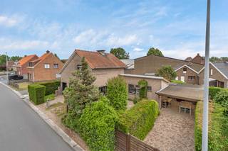 <p>In de Molenkouterstraat te Machelen bevindt zich deze gezellige woning met veel potentieel.<br />Dankzij de gunstige ligging geniet u van een vlotte verbinding naar zowel Deinze als Waregem, terwijl u toch rustig woont in een aangename woonomgeving.</p><p>De woning is gelegen op een perceel van 272 m² en beschikt over een bewoonbare oppervlakte van 136 m². <br />Het pand biedt een goede basis, welke verder volledig naar eigen smaak kan worden ingericht.</p><p>Via de inkomhal komt u in de woonkamer, waar een houtkachel zorgt voor extra gezelligheid. <br />Aansluitend bevindt zich de geïnstalleerde keuken met een praktische berging en wasruimte, waarin eveneens een douchecabine is voorzien. <br />Verder beschikt het gelijkvloers over een badkamer uitgerust met een ligbad en een dubbele wastafel, een afzonderlijk gastentoilet en een eerste slaapkamer, wat de mogelijkheid biedt om gelijkvloers te wonen.</p><p>Op de verdieping bevinden zich nog twee slaapkamers. <br />Eén van deze kamers geeft toegang tot een bijkomende ruimte die perfect kan dienen als bureau, dressing of hobbykamer. <br />Daarnaast is er nog een handige zolderberging aanwezig. Ook de droge kelder zorgt voor extra opslagmogelijkheden.</p><p>Buiten beschikt de woning over een gezellig stadstuintje met o.a. zuidgericht terras, oprit met carport en een aanpalend tuinberging.</p>