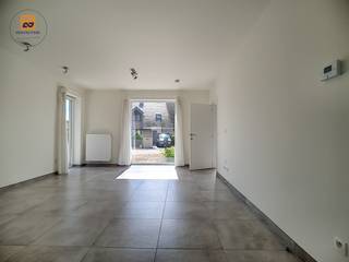 Moderne, recente woning, gelegen in een rustige verkaveling nabij het centrum van Wondelgem. Winkels, openbaar vervoer, verbindingswegen... allemaal op enkele minuten. <br /><br />Indeling <br />De woning omvat op het gelijkvloers een mooie inkomhal met vestiairekast, een open ingerichte keuken met zicht op het terras en de tuin, een ruime living, een grote berging/wasplaats, er is ook een slaapkamer en douchekamer met lavabomeubel en een toilet. Boven zijn er 3 slaapkamers, een badkamer met ligbad en een lavabomeubel, een apart toilet. Er is ook een zolder.<br />Mooi terras , tuin en vrijstaande garage<br /><br />Wenst u de woning te bezichtigen? Reserveer dan zeker uw tijdslot op het voorziene bezoekmoment via onze website (immovercruysse.be > te huur > ga naar dit pand > klik op de knop "plan uw bezoek" > reserveer het gewenste tijdslot)