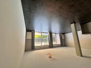 Halfopen woning met 3 slaapkamers en tuin te huur in Roeselare <br /><br />Deze charmante halfopen woning is rustig gelegen in een aangename woonwijk en is onmiddellijk beschikbaar.<br /><br />Indeling gelijkvloers<br /><br /><ul><li>Inkomhal met apart gastentoilet<br /><br /></li><li>Ruime en lichtrijke woonkamer<br /><br /></li><li>Praktische keuken met aansluitende wasplaats<br /><br /></li><li>Terras met zonnige tuin en tuinberging<br /><br /></li><li>Handig poortje langs de voorzijde voor directe toegang tot de tuin<br /><br />Eerste verdieping<br /><br /></li><li>3 volwaardige slaapkamers (voorzien van gordijnen) met parketvloer<br /><br /></li><li>Apart toilet<br /><br /></li><li>Badkamer met ligbad én douche<br /><br />Deze woning combineert comfort, ruimte en een rustige ligging — ideaal voor gezinnen of koppels die op zoek zijn naar een fijne thuis.<br /><br />💶 Huurprijs: €1.075 per maand<br /><br />📍 Adres: Hof van Deynze 13, 8800 Roeselare<br /><br />📅 Beschikbaar: onmiddellijk<br /><br />Interesse? Neem gerust contact op voor meer info of een bezoek!</li></ul>