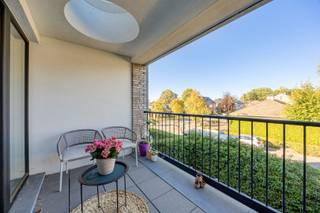 <p>Energiezuinig appartement met 1 slaapkamer, terras en autostaanplaats. Gelegen in een rustige woonwijk, op wandelafstand van het station van Ekeren en nabij het centrum van Ekeren, scholen (o.a. AIS), invalswegen en oprit A12 - Antwerpse ring.<br />Indeling: V1: Inkomhal met apart toilet, leefkamer op tegel (35 m2) met open keuken met toestellen, terras (7 m2), 1 slaapkamer (13 m2), badkamer (D) met aansl. wm, berging. Ondergrondse autostaanplaats en gemeenschappelijke fietsenberging zijn inbegrepen.<br />Extra's:<br />- EPC A<br />- goedgekeurde elektriciteit<br />- asbestveilig</p><p>APPARTEMENT IS MOMENTEEL VERHUURD à 750,00 euro/maand + 35,00 euro kosten</p><p>Info: 03 283 83 00 - noord@sinjoor.be. </p>