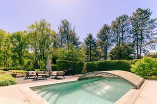 <p><span>Villa familiale exclusive avec piscine sur la Kesselse Heide.</span></p><p><span> </span></p><p><span>Cette villa familiale chaleureuse et à l'architecture bien pensée jouit d'une situation exceptionnelle en face de la magnifique Kesselse Heide, où la tranquillité, la nature et le luxe se côtoient harmonieusement.</span></p><p><span> </span></p><p><span>Ici, vous vivez au milieu de la verdure, avec un sentiment permanent de vacances, tandis que les écoles, les magasins, les transports publics et les routes de liaison ne sont qu'à une courte distance. À l'arrière, vous bénéficiez chaque jour d'une vue unique sur une nature immense et des moutons qui paissent —, une forme rare de paix et d'intimité.</span></p><p><span> </span></p><p><span>La villa a été entièrement conçue sur mesure en accordant une attention particulière à la lumière, à l'espace et à la vie de famille. De grandes fenêtres maximisent la sensation d'être à l'extérieur et créent une merveilleuse connexion entre les espaces de vie, le jardin et la piscine chauffée.</span></p><p><span> </span></p><p><span>Le cœur de la maison est la généreuse cuisine et l'espace de vie, où l'élégance et la convivialité se conjuguent parfaitement. La cuisine de haute qualité dispose de tout le confort imaginable : Quooker, four à air chaud et à vapeur, friteuse intégrée, double réfrigérateur et un garde-manger pratique. La cheminée à gaz d'ambiance complète le tableau.</span></p><p><span> </span></p><p><span>En outre, la maison dispose d'une salle de télévision/jeux séparée et d'un espace bureau élégant, qui peut être intégré ou fermé de manière flexible grâce à des portes coulissantes —, ce qui est idéal pour les familles et les bureaux à domicile.</span></p><p><span>Avec quatre chambres de taille normale, chacune équipée d'un dressing, trois salles de bains et quatre toilettes, chaque membre de la famille bénéficie d'espace et de confort. Le deuxième étage, entièrement meublé, sert actuellement de bureau, mais pourrait facilement être converti en chambres supplémentaires. La salle de sport actuelle offre également cette possibilité.</span></p><p><span> </span></p><p><span>Le sous-sol entièrement aménagé offre non seulement un espace de rangement exceptionnel, mais rend également toute la technologie parfaitement accessible.</span></p><p><span> </span></p><p><span>Rien n'a été laissé au hasard à l'extérieur non plus. La piscine chauffée, dont la terrasse et la couverture ont été rénovées, attire tous les regards. Le jardin récemment aménagé s'intègre parfaitement à la lande environnante. Pour les enfants, une cabane en bois unique avec toboggan, mur d'escalade et passerelle — les attend, un lieu où l'on se forge des souvenirs.</span></p><p><span> </span></p><p><span>Atouts supplémentaires:<br />• Label EPC A<br />• Conformité électrique<br />• 36 panneaux solaires + batterie domestique + station de charge<br />• Pompe à chaleur, chauffage par le sol & climatisation<br />• Système de ventilation D<br />• Système d'alarme, caméra’s & portail automatique<br />• Entièrement souterrain</span></p><p><span> </span></p><p><span>Une combinaison rare d'architecture, de confort familial, de durabilité et d'expérience de la nature dans un emplacement de choix à Nijlen.</span></p><p><span> </span></p>