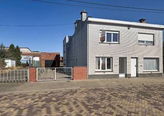 Op zoek naar een woning met potentieel? Deze solide halfopen bebouwing in de Poelstraat te Lebbeke biedt tal van mogelijkheden voor wie een woning volledig naar eigen smaak wil renoveren.<br /><br />De woning beschikt over een stevige constructie met betonnen welving en vormt daardoor een interessante basis voor een renovatieproject. Achteraan geniet u van een aangenaam uitzicht op de omliggende natuur, wat zorgt voor een bijzonder rustige woonomgeving.<br />Ook naar bereikbaarheid toe is deze woning gunstig gelegen, met een vlotte aansluiting naar belangrijke uitvalswegen en omliggende gemeenten. <br /><br />Aan de voorzijde beschikt de woning over een ruime oprit, met garage en praktische bergplaats. Hierdoor is er voldoende parkeergelegenheid en bergruimte.<br /><br /><u><strong>Troeven:</strong></u><br /><br />Halfopen bebouwing<br />Solide constructie met betonnen welving<br />Volledig te renoveren naar eigen smaak<br />Rustig en groen uitzicht achteraan<br />Gunstige ligging nabij belangrijke uitvalswegen<br />Ruime oprit<br />Garage<br />Bergplaats<br />Interessant renovatie- en woonpotentieel<br /><br />Neem vandaag nog contact op voor meer informatie of om een bezichtiging in te plannen. Peggy 0478/37.00.82 of per mail naar peggy@berno.be.<br /> 