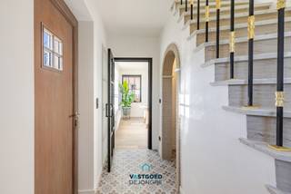 OPENHUISDAG - DONDERDAG 7 MEI - 18U-20U

Gelegen nabij het centrum van Zevergem treffen we deze instapklare, volledig gerenoveerde woning aan.

De woning heeft de volgende indeling: inkomhal met vestiaire, ruime lichtrijke leefruimte met volledig ingerichte keuken en eetplaats, apart gastentoilet, een wasplaats en een berging.

Op de eerste verdieping zijn er drie ruime slaapkamers en een badkamer met dubbele lavabo, ligbad, inloopdouche en toilet.

Verder is er nog een ruime zolder voor extra berging en een zeer ruime aparte garage.
Buiten is er een aangelegde oprit/terras en tuin.

Troeven: volwaardige slaapkamers, lichtrijk, bereikbaarheid, instapklaar (EPC B),...

Renovatieverplichting: neen.

Voor meer informatie of een bezoek kan u terecht bij Sander Dejonghe via sander@vastgoeddejonghe.be, Evy Dhondt via evy@vastgoeddejonghe.be of Inias Leten, Inias@vastgoeddejonghe.be

Alle dossierstukken kan u downloaden op onze website: www.vastgoeddejonghe.be