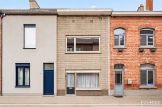Bezoekmoment vrijdag 16/10. Plan uw bezoek via www.polares.eu<br /><br />Op zoek naar een woning die je volledig naar eigen smaak kan vormgeven? Deze te renoveren woning is rustig gelegen in een doodlopende straat en combineert een aangename ligging met de nabijheid van alles wat Aarschot te bieden heeft. Het centrum ligt op amper 5 minuten wandelen en ook het station bevindt zich vlakbij. <br /><br />Momenteel zijn er 3 slaapkamers aanwezig, terwijl de ruime zolder de mogelijkheid biedt om nog 2 extra slaapkamers te creëren. Achteraan de woning bevindt zich bovendien een aparte ruimte van ongeveer 15 m², die perfect kan dienen als bureau of hobbyruimte. <br /><br />De woning heeft een bewoonbare oppervlakte van 153 m² (volgens EPC) en is gelegen op een perceel van 385 m².<br /><br />Dankzij de rustige ligging, de nabijheid van het centrum en het station en de vele uitbreidingsmogelijkheden is dit een woning met bijzonder veel potentieel voor wie op zoek is naar een renovatieproject op een centrale locatie in Aarschot.