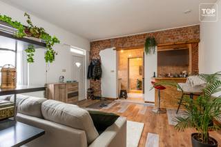 Ontdek dit appartement in Sint-Amandsberg.<br /><br />Het is een perfecte keuze voor degenen die een appartement willen opfrissen naar hun eigen wensen. Het appartement heeft een privétoegang en bevindt zich op het gelijkvloers.<br /><br />De locatie biedt veel voordelen; Zo bevinden zich in de buurt tal van supermarkten, scholen en mogelijkheden tot het openbaar vervoer en bovendien is er ook een goede bereikbaarheid met auto. Daarnaast ligt het dicht bij Het Potuit en het Paviljoenpark, wat het een perfecte locatie maakt voor natuurliefhebbers.<br /><br />Troeven:<br />- Privétoegang<br />- Gelijkvloers<br />- Twee slaapkamers<br />- Een centrale locatie dicht bij faciliteiten.<br />- Volledig naar eigen voorkeur verbouwen.<br /><br />Contacteer Top Vastgoed voor een bezoek op 0475 700 700