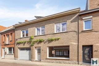 Gezellige, instapklare woning te Zele met uitstekende ligging en bereikbaarheid!Deze prachtige karaktervolle woning omvat vele authentieke elementen...