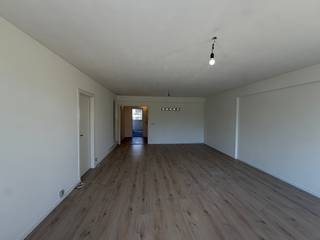 <h1>Gerenoveerd appartement met 2 slaapkamers, terras, garagebox en berging nabij het centrum van Genk</h1><p><strong>Reinpadstraat 13 bus 3 – Genk</strong><br />Op een centrale en gunstige locatie nabij het centrum van Genk bevindt zich dit <strong>gerenoveerde appartement van 86 m²</strong>, gelegen op de eerste verdieping van Residentie Breughel.<br />Het appartement werd grondig aangepakt en beschikt onder meer over een <strong>volledig vernieuwde keuken, nieuwe badkamer, nieuw toilet, nieuwe vloerafwerking en opnieuw afgewerkte en geschilderde muren</strong>. Hierdoor is het pand instapklaar.<br />Een bijkomende troef zijn de <strong>twee terrassen</strong>, waarvan één aan de zuidzijde en één aan de westzijde, evenals de <strong>ruime garagebox met elektrische poort en aparte kelderberging</strong>.</p><h3>Indeling</h3><p>De lichtrijke leefruimte geniet dankzij de grote raampartijen van een aangename natuurlijke lichtinval en biedt rechtstreeks toegang tot de terrassen. De zuid- en westoriëntatie zorgen voor een aangename buitenruimte en veel natuurlijke lichtinval gedurende de dag.<br />Het appartement omvat:</p><ul><li><p>inkomhal;</p></li><li><p>ruime en lichtrijke leefruimte;</p></li><li><p><strong>nieuwe keuken</strong>;</p></li><li><p>2 volwaardige slaapkamers;</p></li><li><p><strong>nieuwe badkamer</strong>;</p></li><li><p>afzonderlijk <strong>nieuw</strong> toilet;</p></li><li><p>2 terrassen;</p></li><li><p>kelderberging.</p></li></ul><p>Daarnaast beschikt het appartement over een <strong>ruime garagebox met elektrische poort</strong>.</p><h3>Technische troeven</h3><ul><li><p>elektrische installatie <strong>conform</strong>;</p></li><li><p><strong>EPC-label B</strong>;</p></li><li><p>lift aanwezig in de residentie.</p></li></ul><h3>Centrale ligging</h3><p>De Reinpadstraat bevindt zich aan het centrum van <strong>Genk</strong>, met winkels, horeca, scholen, diensten en openbaar vervoer in de directe omgeving. Ook de belangrijkste verbindingswegen zijn vlot bereikbaar.</p><h3>Interessante opportuniteit</h3><p>Dankzij de recente renovatie, het gunstige EPC-label, de twee terrassen en de combinatie van een <strong>garagebox en kelderberging</strong> is dit appartement een interessante opportuniteit voor zowel <strong>eigen bewoning als investering</strong>.<br /><strong>Voor meer info en/of een bezichtiging: info@jansenrealestate.be of 011/39 90 50.</strong></p>